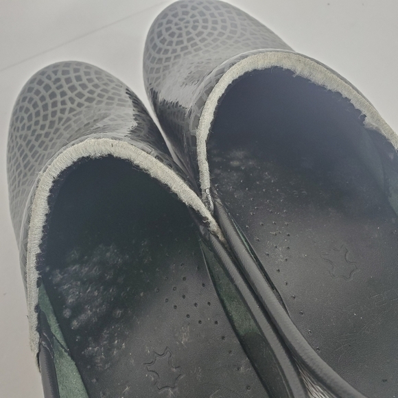 Dansko Black Clogs Webbed Textured Patent size 39 - Picture 9 of 13